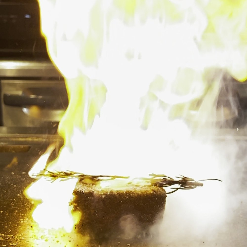 鉄板から立ち上がる炎
