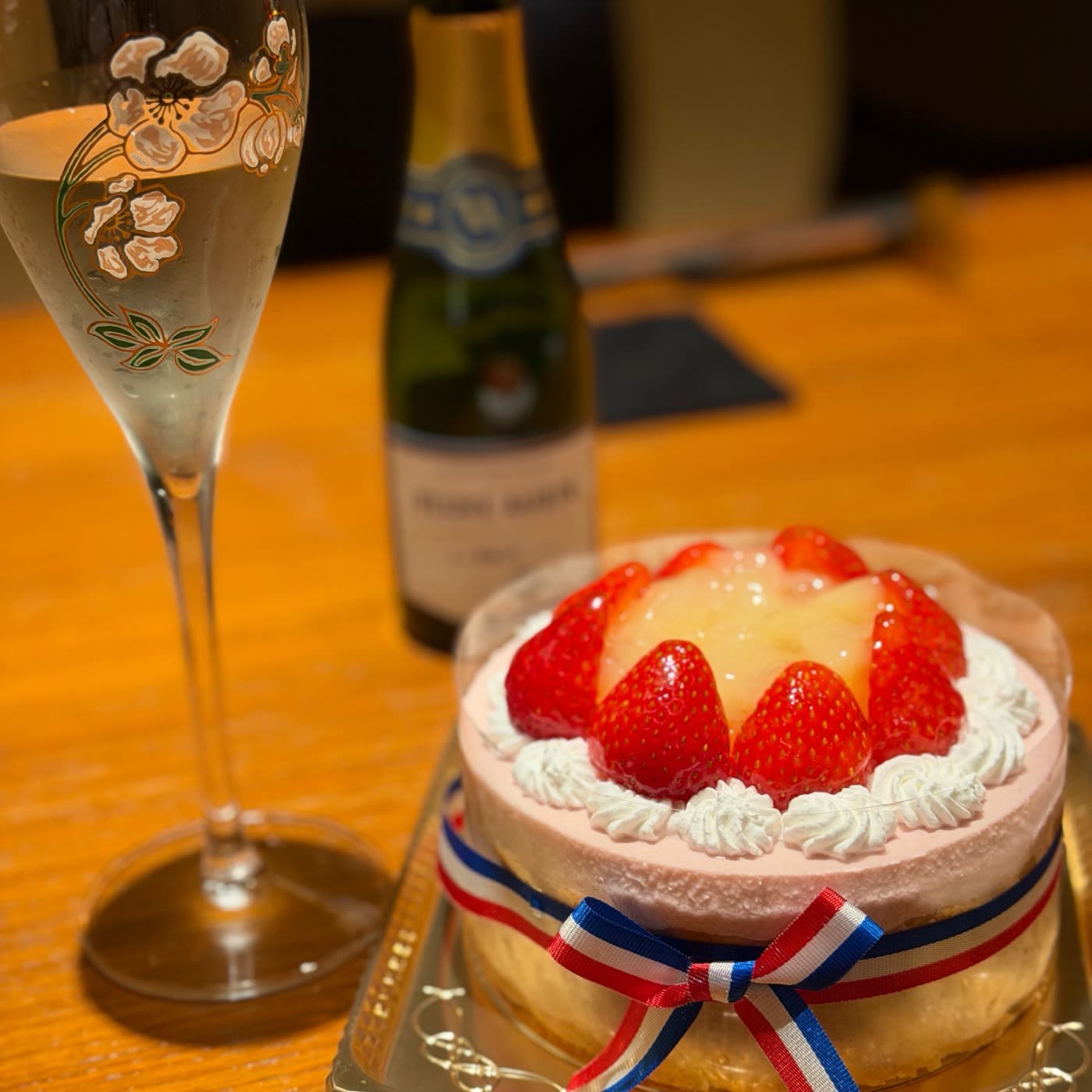 ウェルカムスパークリングワインとケーキ